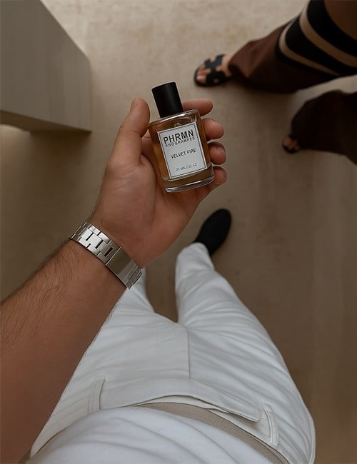 Hand hält PHRMN Velvet Fire Pheromon Parfum in moderner Lifestyle-Perspektive – elegant und maskulin