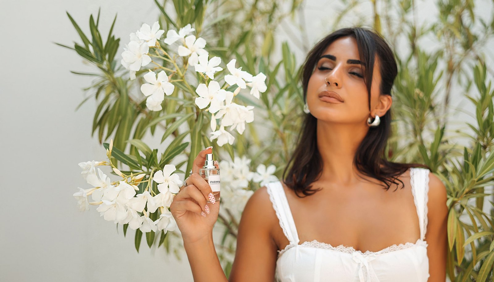 Model mit PHRMN Pheromon Parfum – sinnlich, natürlich und elegant